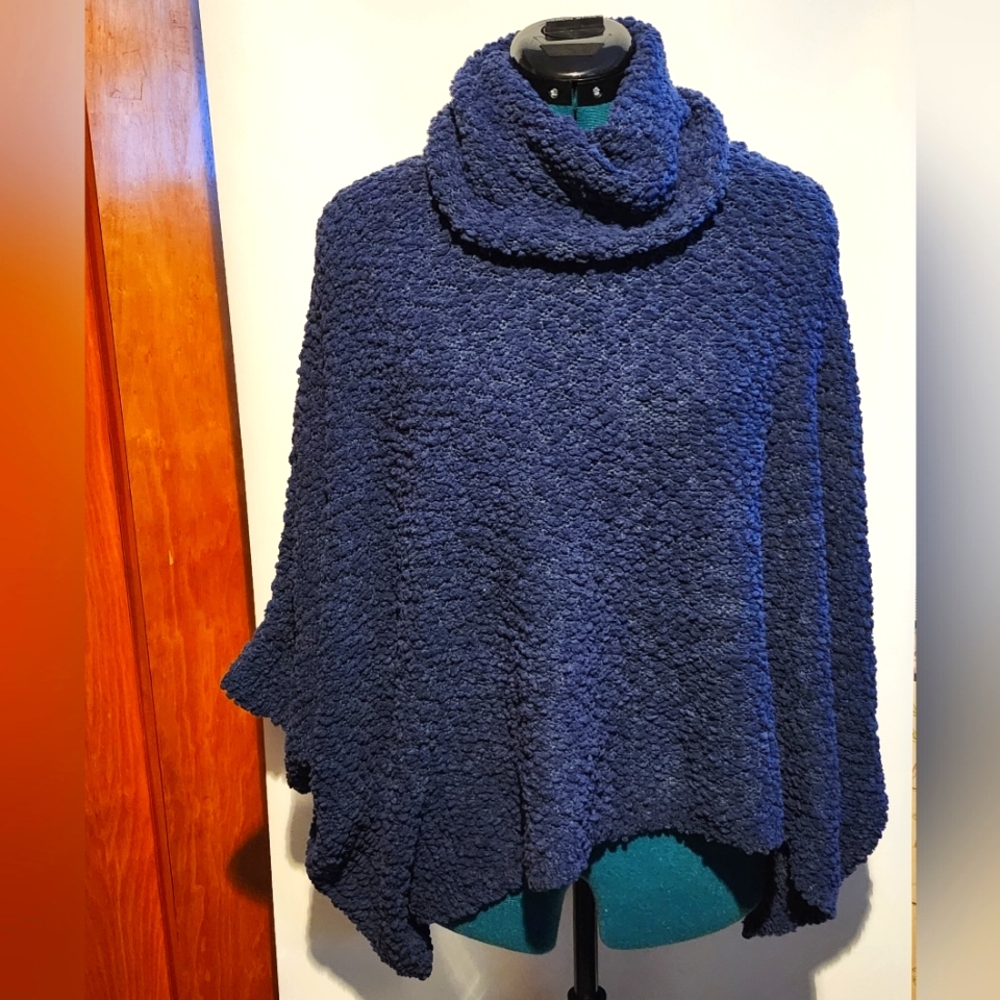NWT Romeo and Juliet Couture, Dark Blue Ponch style Sweater, Size Small